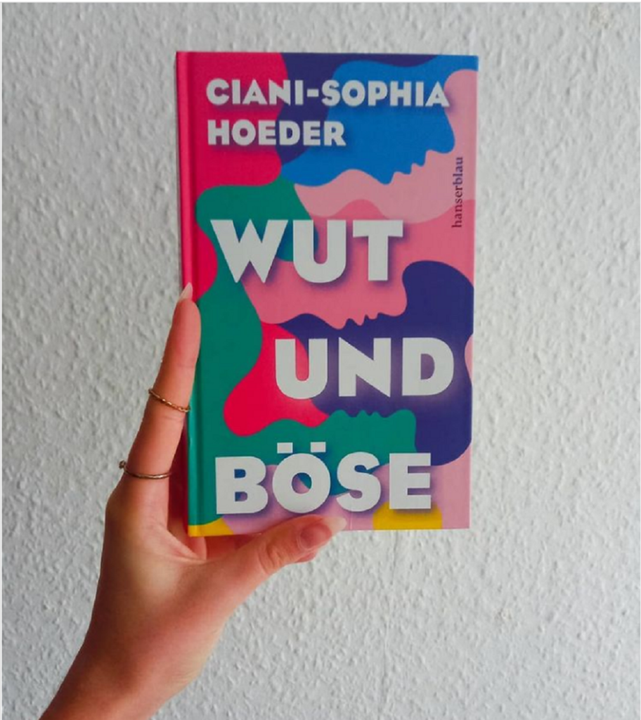 Eine Hand hält das Buch "Wut und Böse" von Ciani-Sophia Hoeder.