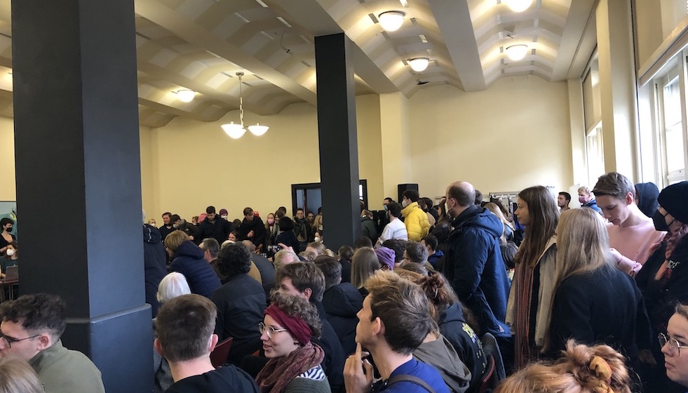 In einem großen Saal - dem gallischen Saal der MLU Halle, sind viele Studierende anlässlich er Kürzungen versammelt.