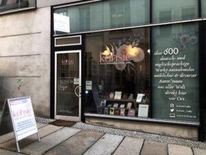 Zu sehen ist das Schaufenster und die Ladenfront der Buchhandlung "kohsie"